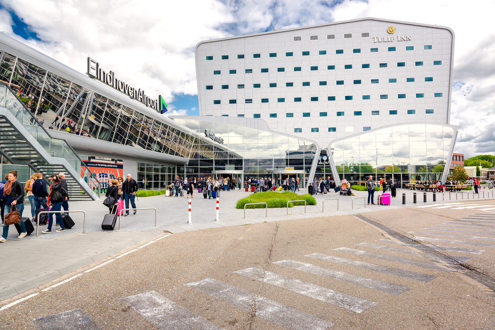 Parkeerplaats met terminal bij Eindhoven Airport